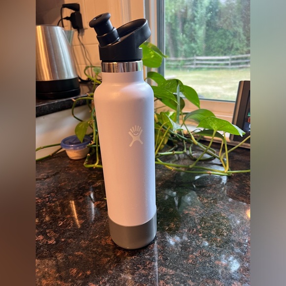 24 oz slim hydroflask in fog - Picture 2 of 13
